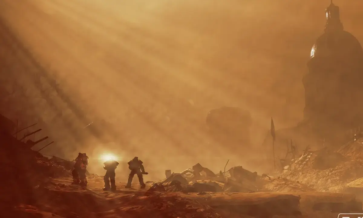 Figuras con armadura caminan por un paisaje desolado y polvoriento, con un edificio en forma de cúpula al fondo. Un recordatorio visual de los **Fallout 76 requisitos** para adentrarse en este mundo.