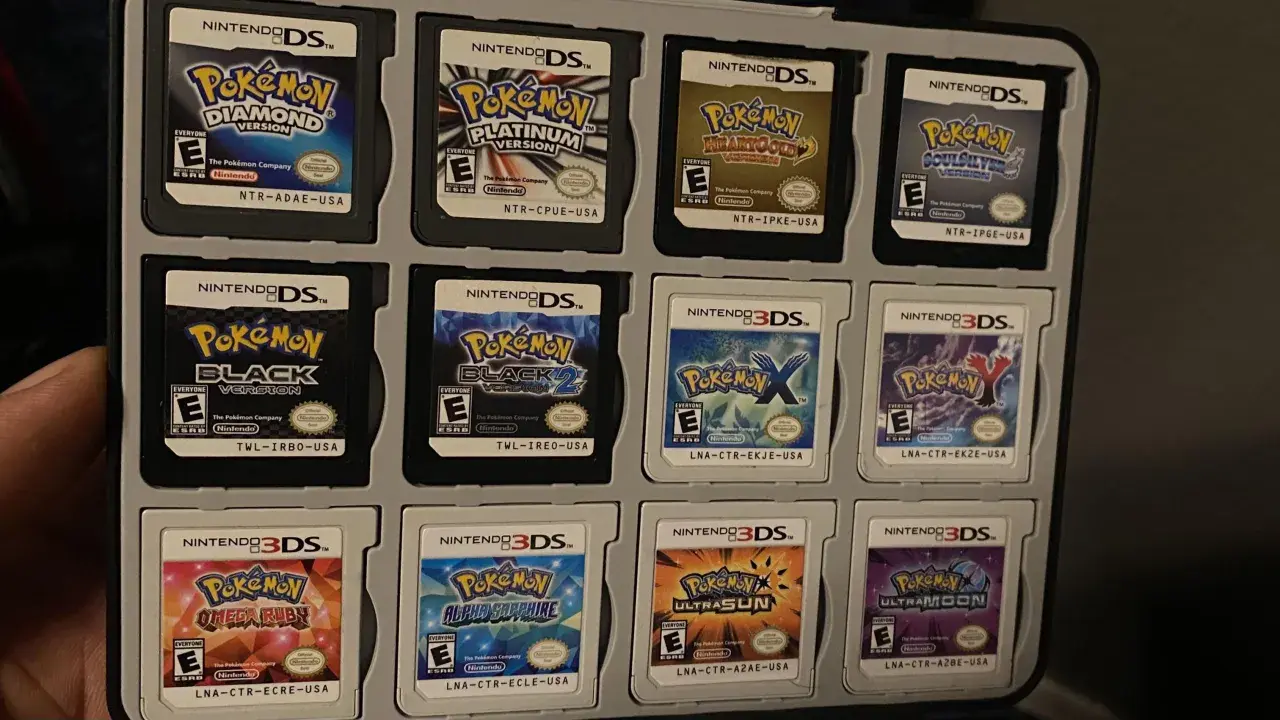 Colección de juegos de Pokémon para Nintendo DS y 3DS: Diamond, Platinum, HeartGold, SoulSilver, Black, Black 2, X, Y, Omega Ruby, Alpha Sapphire, Ultra Sun y Ultra Moon.