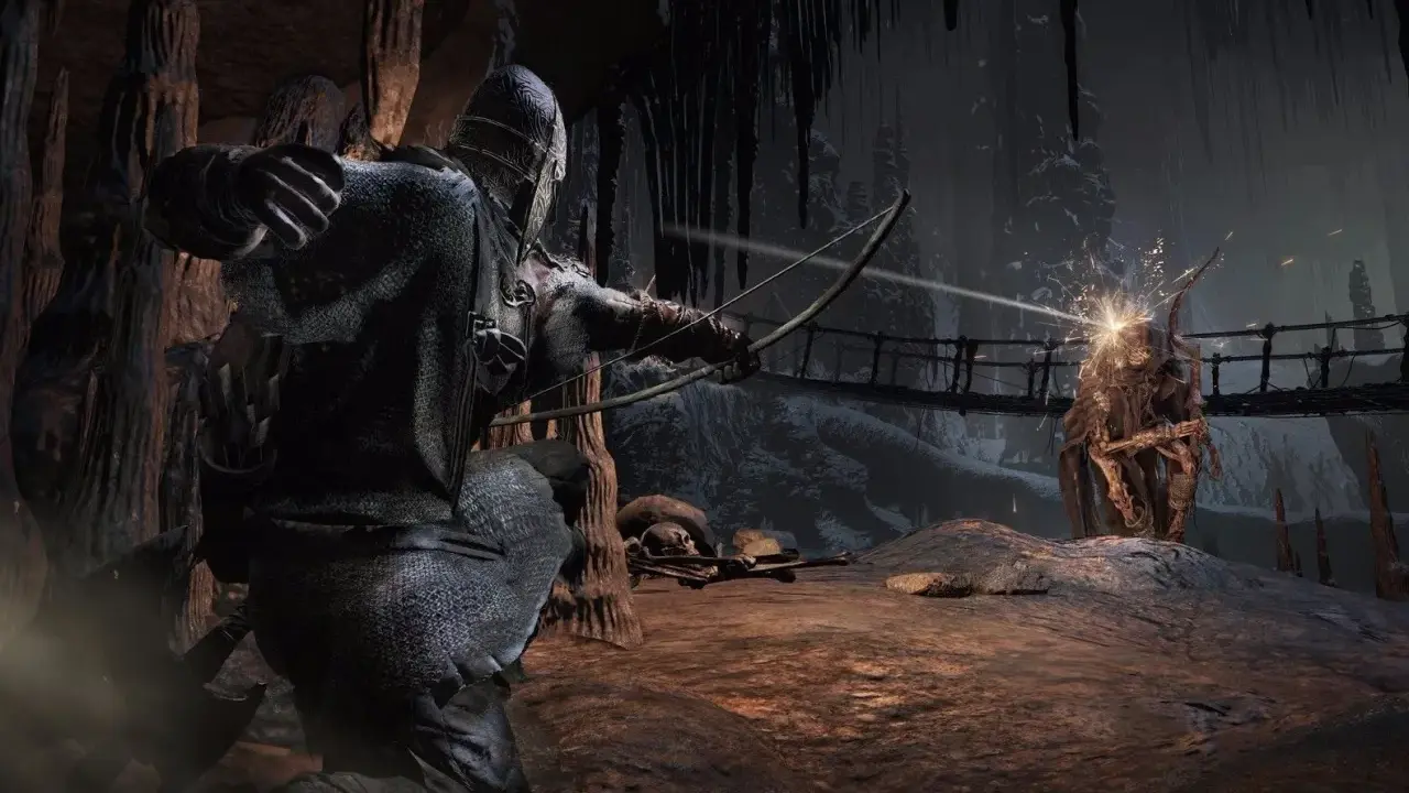 Un guerrero con armadura dispara una flecha a un monstruo en una cueva oscura. ¿Cumplen los requisitos de Dark Souls 3?