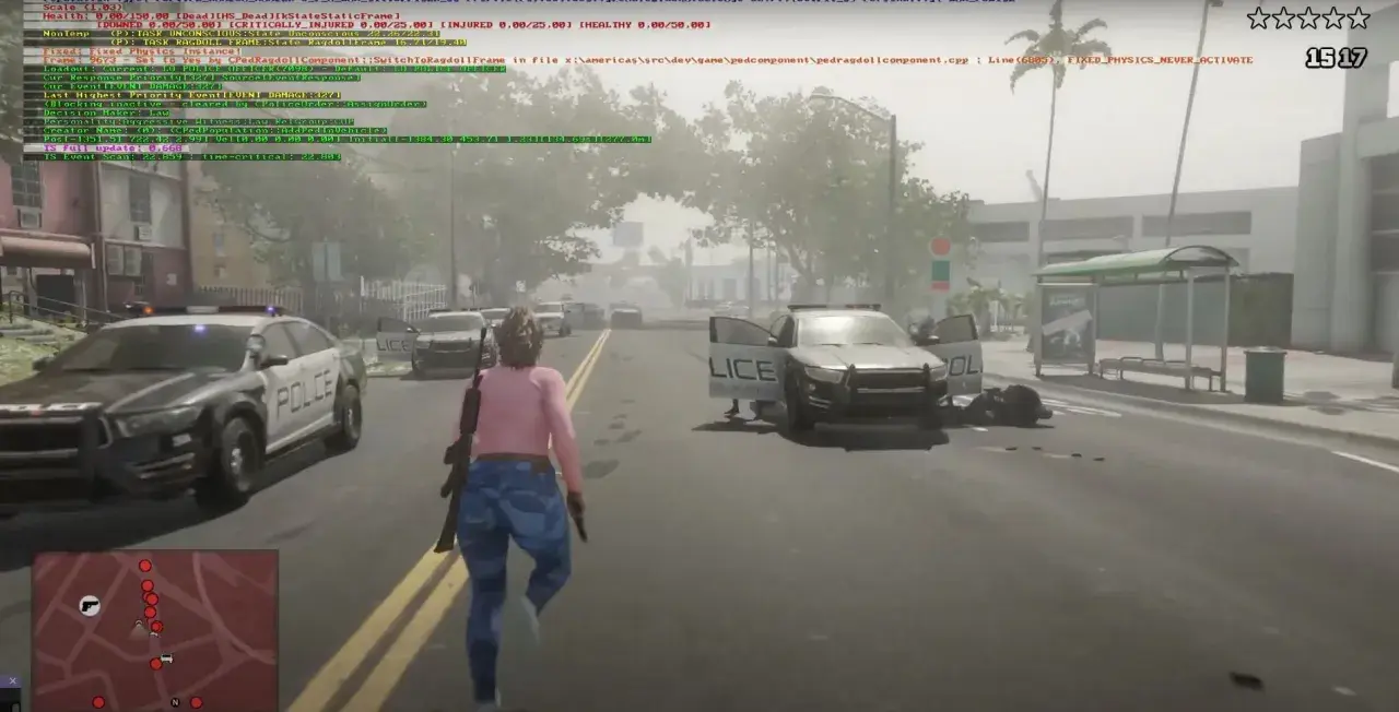 Una mujer corre por la calle con dos coches de policía. El juego parece ser GTA 6 PC.