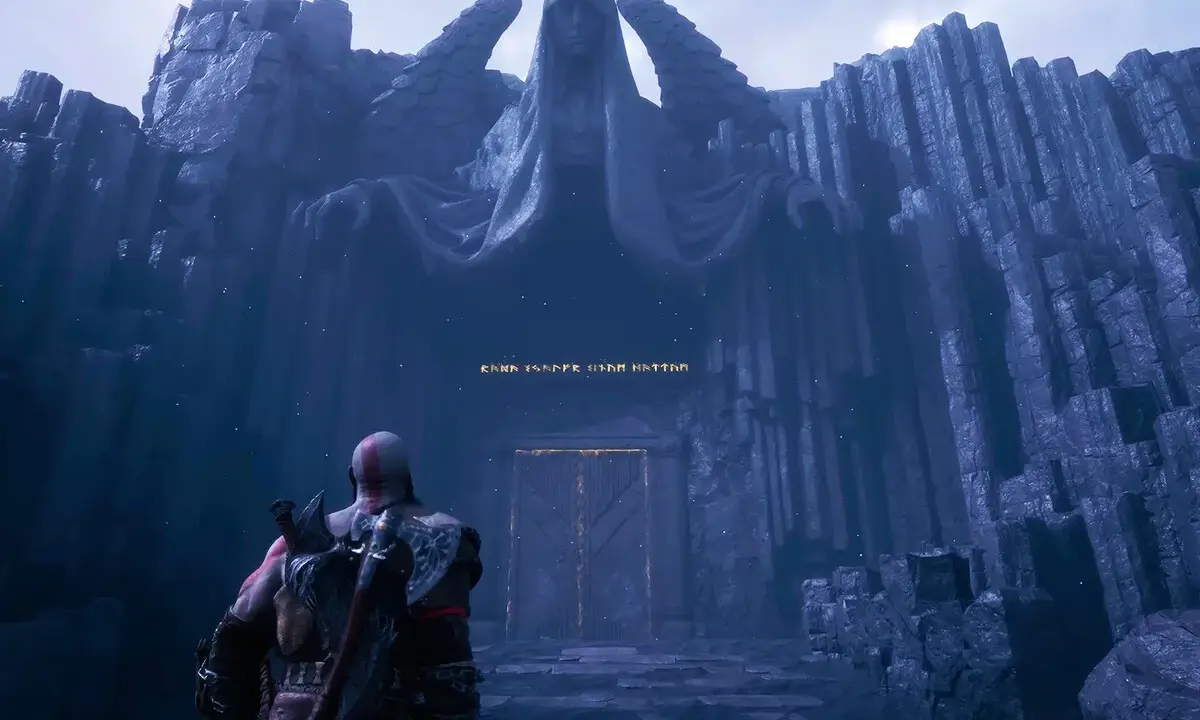 Kratos se enfrenta a una imponente estatua en la entrada de Valhalla, un lugar de gloria en God of War.