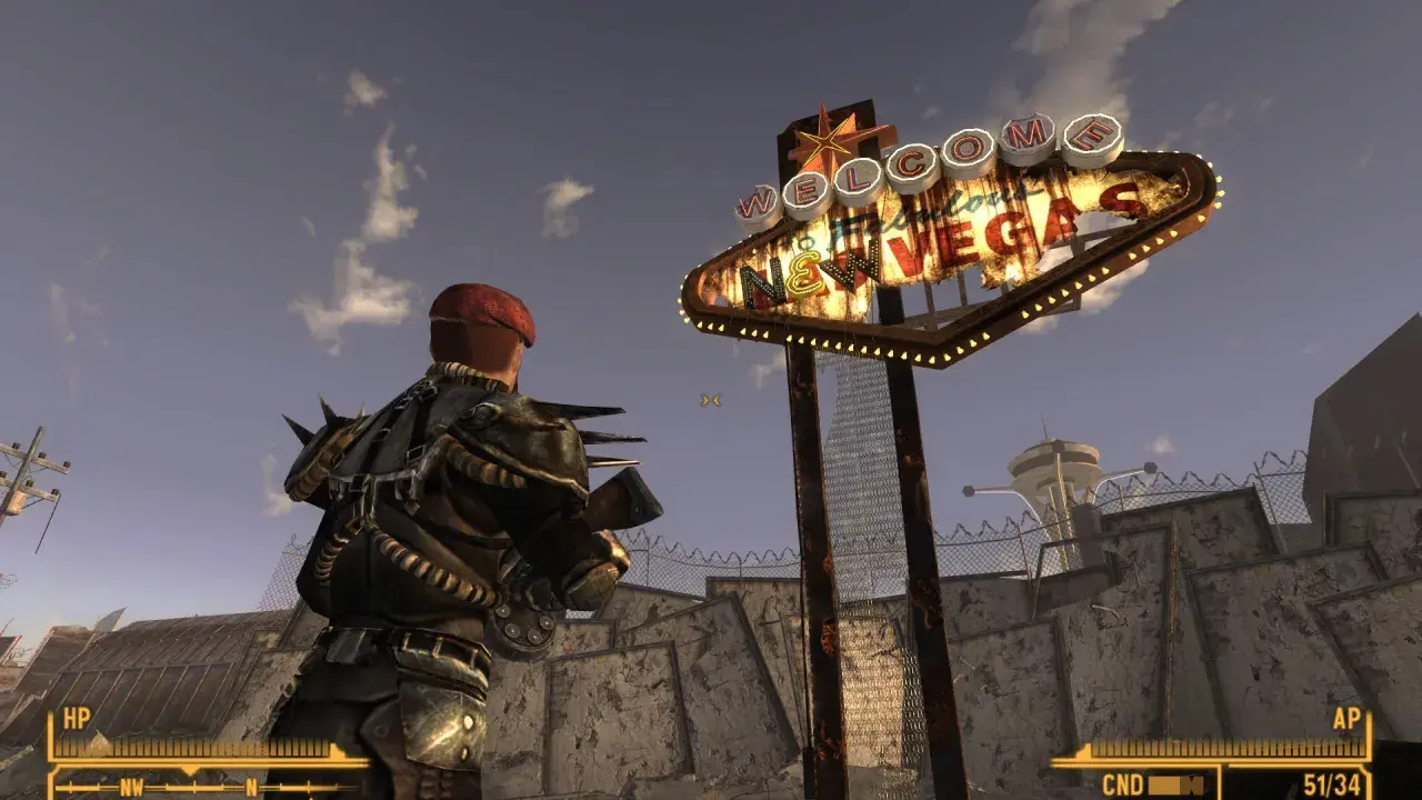 Un personaje con armadura improvisada mira el icónico letrero "Welcome to Fabulous Las Vegas" en un páramo desolado, típico de Fallout New Vegas.