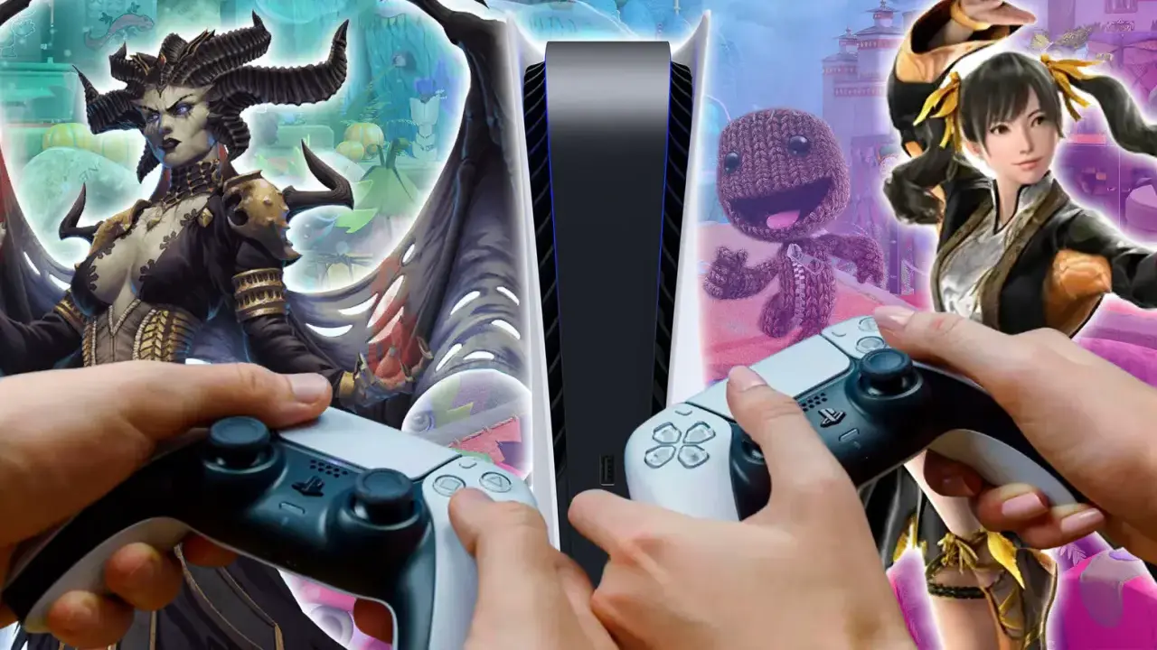 Manos sujetando mandos de PS5 para juegos de 2 jugadores en la misma pantalla, con personajes de fantasía y Sackboy.