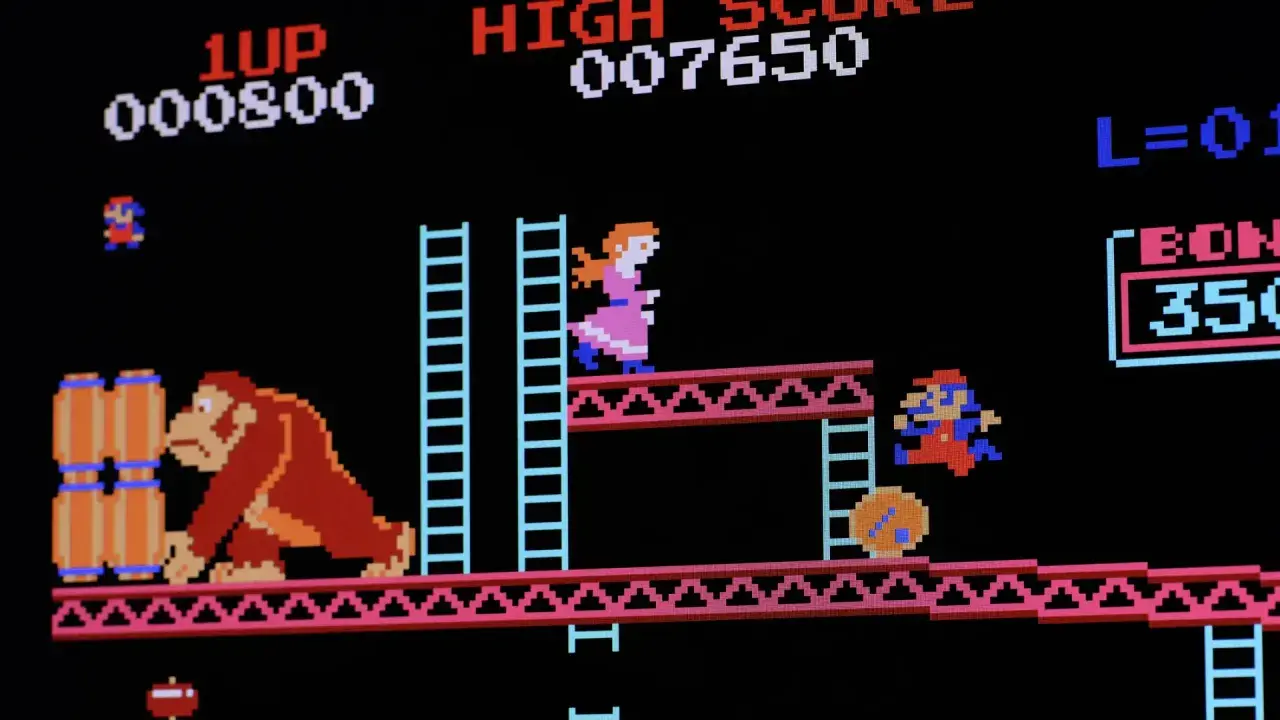 Donkey Kong, Mario y Pauline en una escena clásica de los mejores juegos arcade. ¡El puntaje es 800!