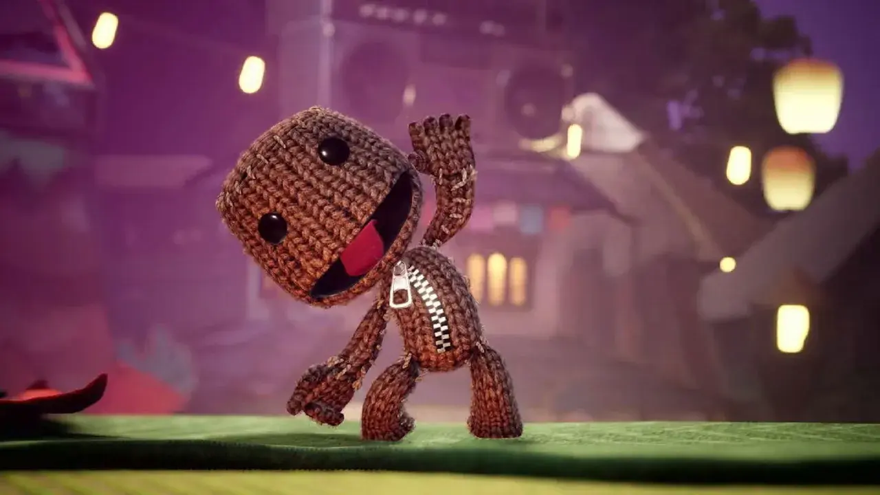 Sackboy saluda en un mundo de fantasía, perfecto para juegos multijugador PS5. ¡Aventuras creativas te esperan!