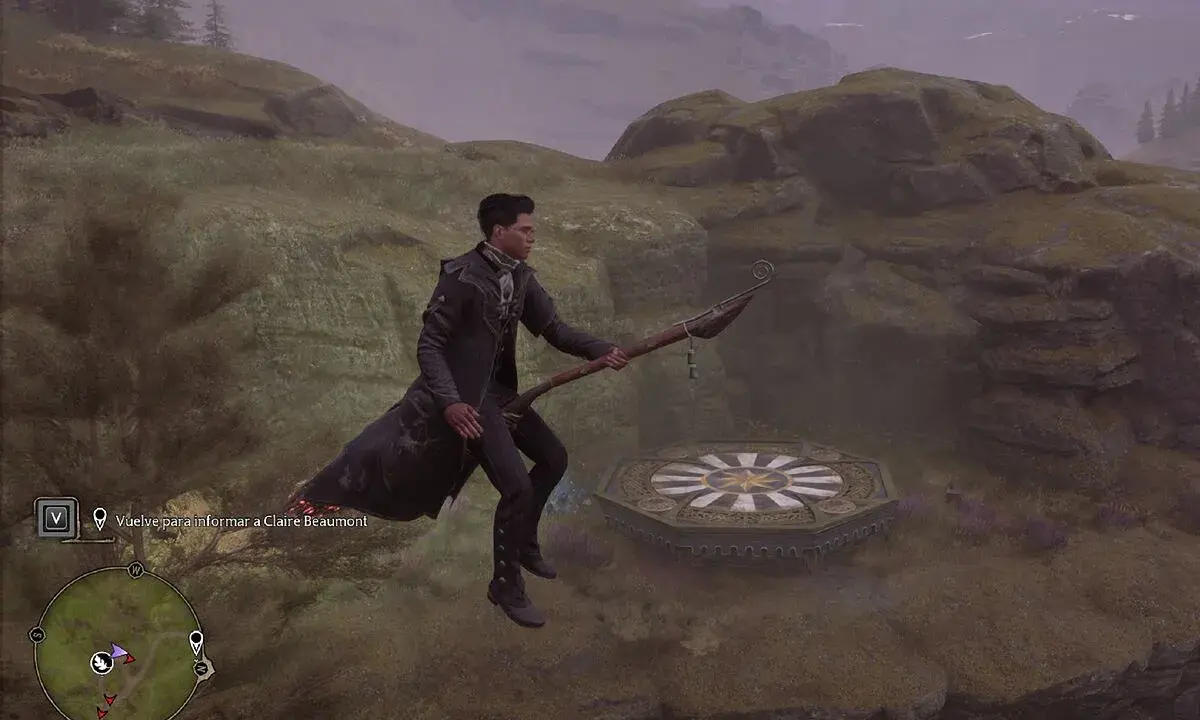 Un personaje vuela en escoba hacia una de las plataformas de aterrizaje de Hogwarts Legacy, en un paisaje montañoso.