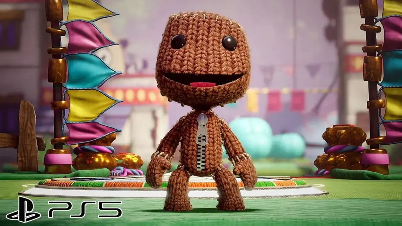 Sackboy, personaje de juegos plataformas PS5, posa con banderas coloridas de fondo.
