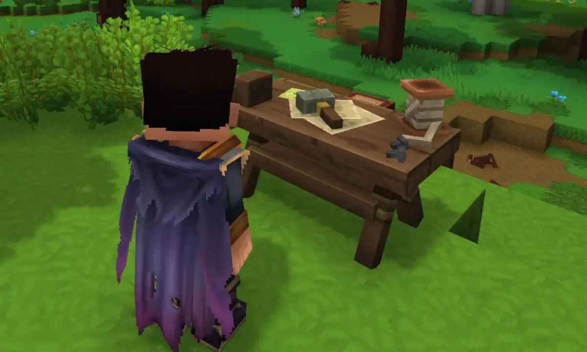 Personaje con capa morada se acerca a una mesa de crafteo en un bosque, lista para crear.