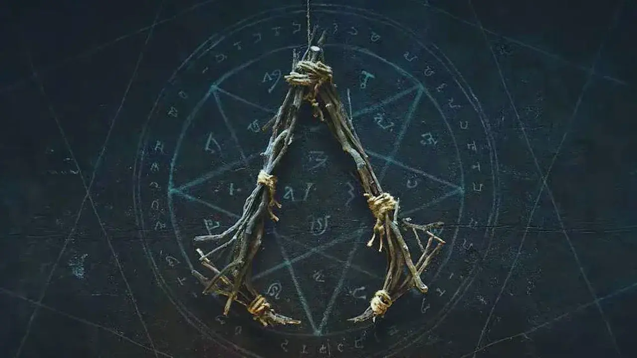 Símbolo de **assassins creed hexe** hecho de ramas, colgado sobre un círculo con runas y símbolos arcanos.