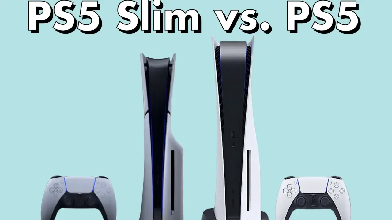 Comparativa: PS5 Slim vs. PS5. Dos consolas PlayStation 5, una más delgada, junto a sus mandos DualSense, sobre fondo azul claro.