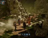 Grupo de aventureros en un entorno rocoso, típico de juegos estrategia PS4.