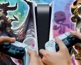 Manos sujetando mandos de PS5, rodeando una consola, con personajes de videojuegos como una demonia, Sackboy y una luchadora. ¡Diversión asegurada con los juegos de la Play!