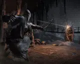 Un guerrero con armadura dispara una flecha a un monstruo en una cueva oscura. ¿Cumplen los requisitos de Dark Souls 3?