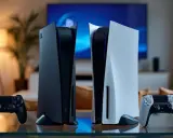 Dos consolas PlayStation 5, una negra y otra blanca, junto a sus mandos. Los juegos de PS4 son compatibles con PS5, ¡disfruta de tu biblioteca!