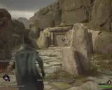 Un mago se acerca a una entrada de tumba en una ladera rocosa. Busca el yelmo en la tumba, guiado por runas antiguas.