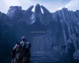 Kratos se enfrenta a una imponente estatua en la entrada de Valhalla, un lugar de gloria en God of War.