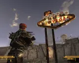 Un personaje con armadura improvisada mira el icónico letrero "Welcome to Fabulous Las Vegas" en un páramo desolado, típico de Fallout New Vegas.