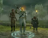 Tres aventureros en un pantano brumoso, listos para la acción en Neverwinter Nights 2.