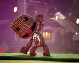 Sackboy saluda en un mundo de fantasía, perfecto para juegos multijugador PS5. ¡Aventuras creativas te esperan!