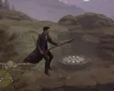 Un personaje vuela en escoba hacia una de las plataformas de aterrizaje de Hogwarts Legacy, en un paisaje montañoso.