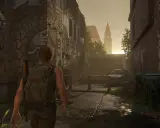 Abby camina por una calle desolada, reflexionando sobre cuanto dura The Last of Us 2. El sol se pone tras una torre.