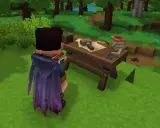 Personaje con capa morada se acerca a una mesa de crafteo en un bosque, lista para crear.