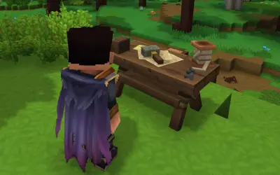 Personaje con capa morada se acerca a una mesa de crafteo en un bosque, lista para crear.