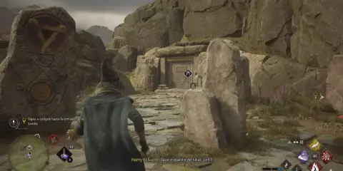 Un mago se acerca a una entrada de tumba en una ladera rocosa. Busca el yelmo en la tumba, guiado por runas antiguas.