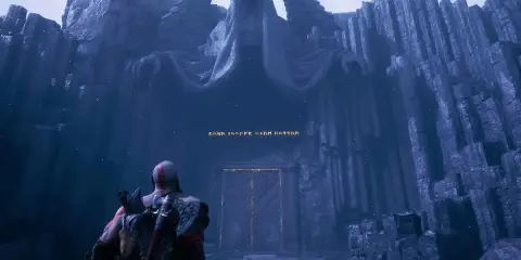 Kratos se enfrenta a una imponente estatua en la entrada de Valhalla, un lugar de gloria en God of War.