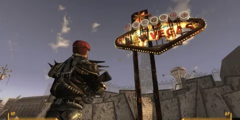 Un personaje con armadura improvisada mira el icónico letrero "Welcome to Fabulous Las Vegas" en un páramo desolado, típico de Fallout New Vegas.