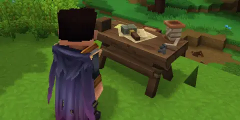 Personaje con capa morada se acerca a una mesa de crafteo en un bosque, lista para crear.