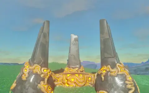 Estructura antigua con grabados brillantes, como en la canción del festival Zelda.