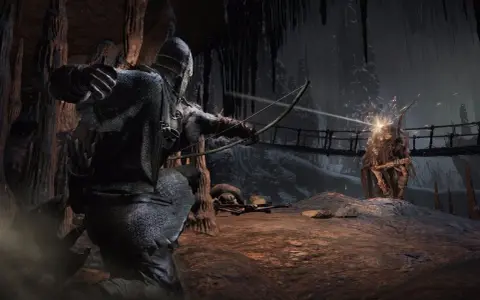 Un guerrero con armadura dispara una flecha a un monstruo en una cueva oscura. ¿Cumplen los requisitos de Dark Souls 3?