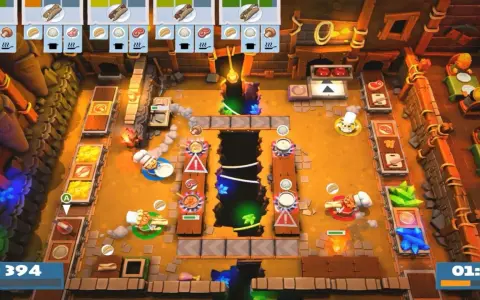 Escena de un juego de cocina para Nintendo Switch. Chefs preparan comida en una cocina caótica con cintas transportadoras y un agujero en el centro.