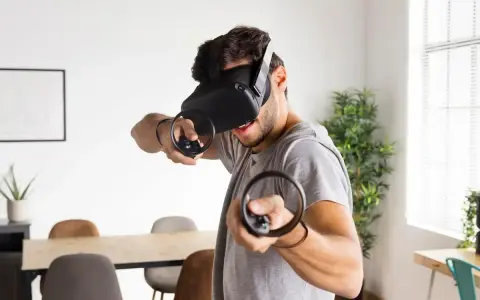 Hombre con casco de RV, inmerso en uno de los mejores juegos VR, con mandos en mano.