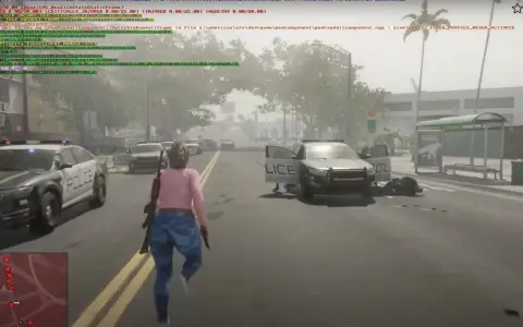Una mujer corre por la calle con dos coches de policía. El juego parece ser GTA 6 PC.