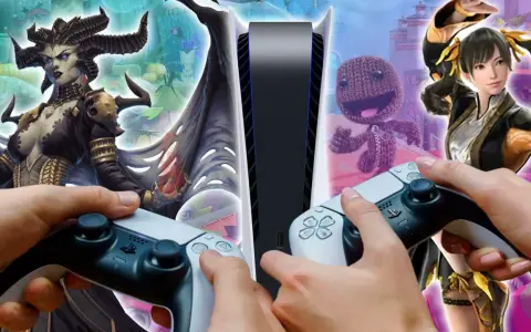 Manos sujetando mandos de PS5 para juegos de 2 jugadores en la misma pantalla, con personajes de fantasía y Sackboy.