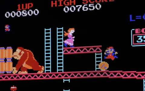 Donkey Kong, Mario y Pauline en una escena clásica de los mejores juegos arcade. ¡El puntaje es 800!