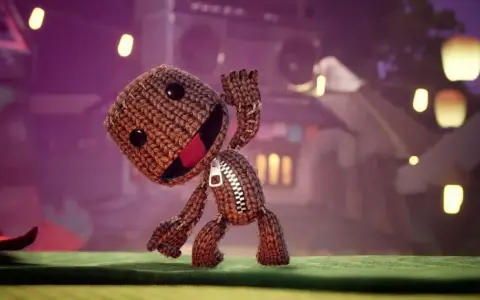Sackboy saluda en un mundo de fantasía, perfecto para juegos multijugador PS5. ¡Aventuras creativas te esperan!