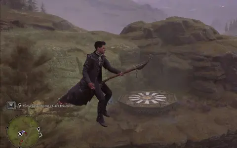 Un personaje vuela en escoba hacia una de las plataformas de aterrizaje de Hogwarts Legacy, en un paisaje montañoso.