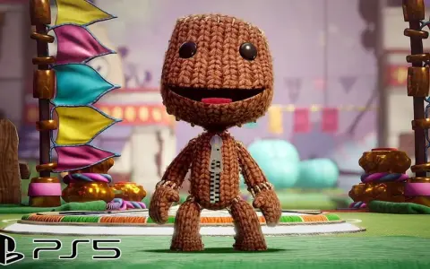 Sackboy, personaje de juegos plataformas PS5, posa con banderas coloridas de fondo.