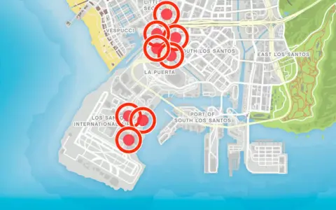 Mapa de Los Santos con círculos rojos marcando ubicaciones para saltos acrobáticos en GTA 5.