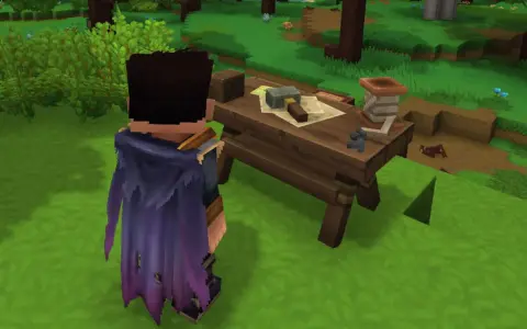Personaje con capa morada se acerca a una mesa de crafteo en un bosque, lista para crear.