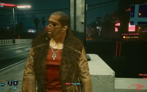 Un hombre con un abrigo de piel y un collar con plumas mira a un lado. En el fondo, luces de neón y la indicación "LA MALA REPUTACIÓN" sugieren un ambiente cyberpunk.