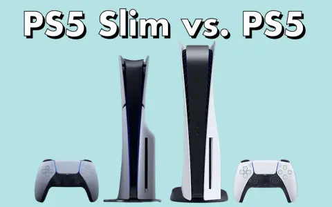 Comparativa: PS5 Slim vs. PS5. Dos consolas PlayStation 5, una más delgada, junto a sus mandos DualSense, sobre fondo azul claro.