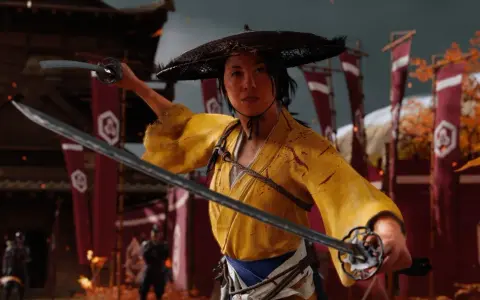 Una guerrera con un sombrero cónico y un kimono amarillo empuña dos katanas, lista para la batalla. Su mirada decidida es un reflejo de la guía que ofrece el **guia ghost of yotei**.