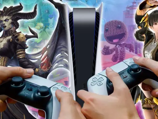 Manos sujetando mandos de PS5, rodeando una consola, con personajes de videojuegos como una demonia, Sackboy y una luchadora. ¡Diversión asegurada con los juegos de la Play!