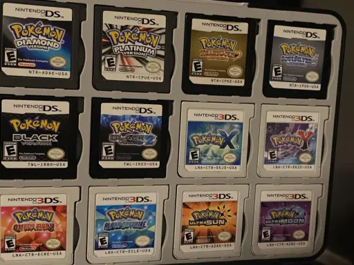 Colección de juegos de Pokémon para Nintendo DS y 3DS: Diamond, Platinum, HeartGold, SoulSilver, Black, Black 2, X, Y, Omega Ruby, Alpha Sapphire, Ultra Sun y Ultra Moon.