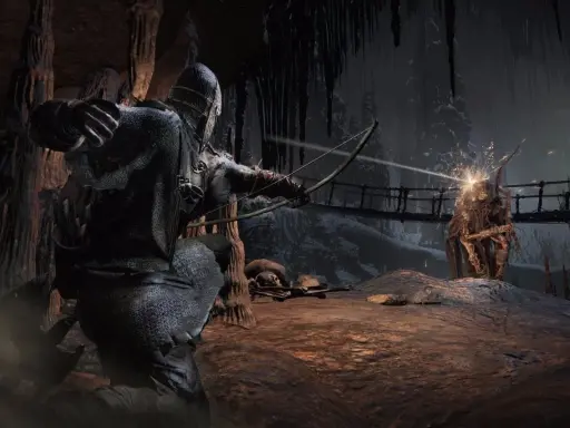 Un guerrero con armadura dispara una flecha a un monstruo en una cueva oscura. ¿Cumplen los requisitos de Dark Souls 3?