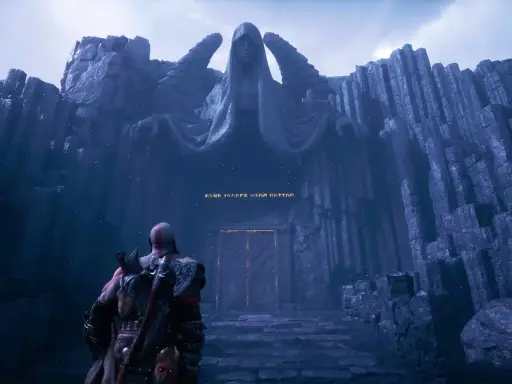 Kratos se enfrenta a una imponente estatua en la entrada de Valhalla, un lugar de gloria en God of War.